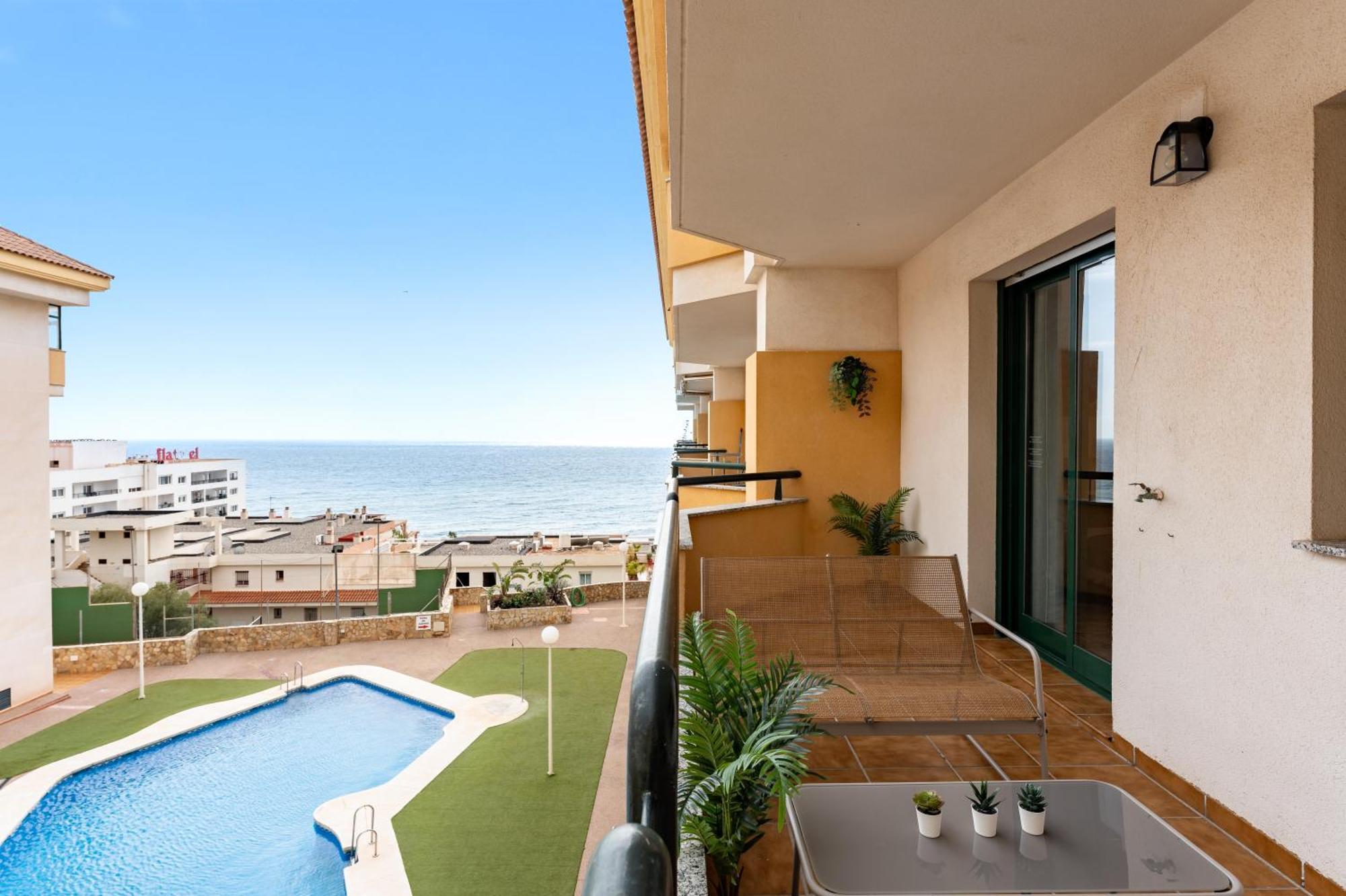 Coastal Comfort 2 Bed, Parking Pool And Terrace Benalmádena